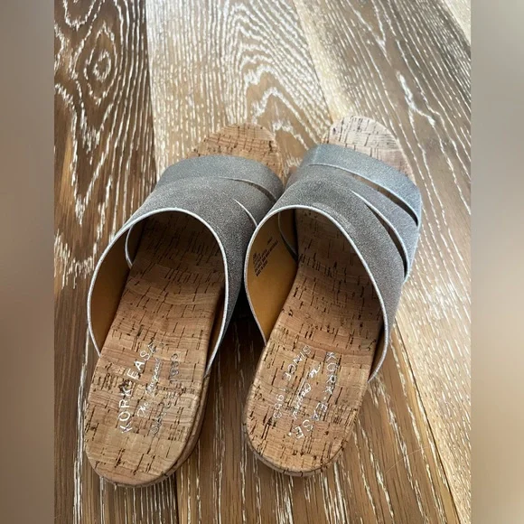 Kork-Ease | Menzie Banded Slide Wedge Sandals | Soft Gold | 9 - Picture 4 of 14